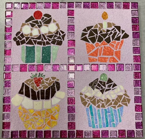Tableau en mosaïque motif cupcakes en Emaux de Briare, grès cérame et pailletées
